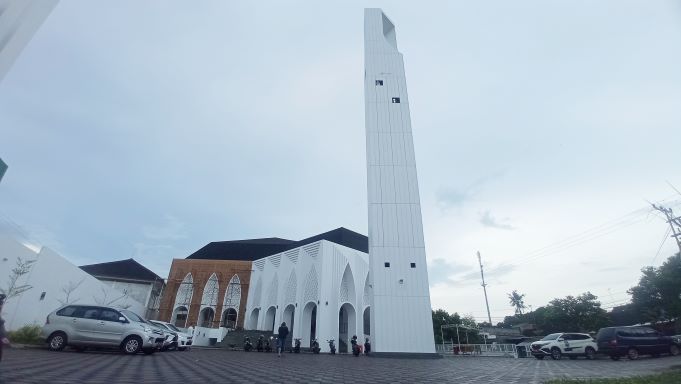 WAJAH BARU: Inilah Masjid Agung Al-Muttaqin Cakranegara yang sudah hampir rampung direnovasi.( TONI/LOMBOK POST)