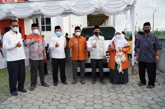MAKSIMALKAN PELAYANAN: Jajaran pengurus DPD PKS Kota Mataram melaunching satu unit mobil khidmat di kantor DPW PKS NTB, Minggu (24/4/2022). (Dewi/Lombok Post)