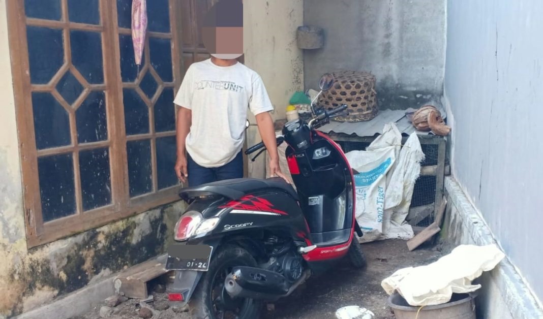 SAKSI BISU: Kendaraan jenis Honda Scoopy  milik Murtede, korban begal asal Dusun Matek Maling, Desa Ganti, Kecamatan Praya Timur, Loteng, Kamis (14/4). (Dedi/Lombok Post)