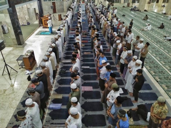 RAPATKAN SAF: Sejumlah warga melaksanakan salat berjamaah di Masjid Raya At Taqwa, Kota Mataram, kemarin. Salat tarawih pada Ramadan tahun ini dibolehkan rapatkan saf.( IVAN/LOMBOK POST)