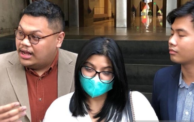 Tersangka kasus dugaan penyebaran konten pornografi Dea OnlyFans memenuhi wajib lapor di Polda Metro Jaya, Senin (28/3). (Fianda Sjofjan Rassat/Antara)