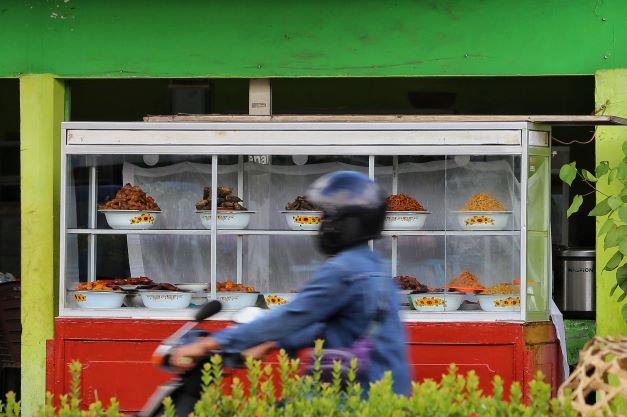 BOLEH BUKA SORE: Warung atau rumah makan diimbau mulai buka pukul 16.30 Wita sampai pukul 04.30 Wita dinihari selama Bulan Ramadan.  (IVAN/LOMBOK POST)