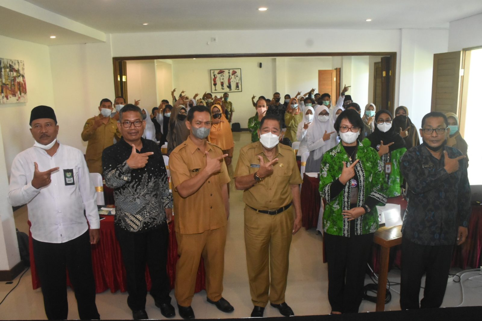 FOTO BERSAMA: Kepala BBPOM Mataram I Gusti Ayu Adhi Aryapatni (dua kanan), Bupati Lombok Utara H Djohan Sjamsu (tiga kanan), Kadis Kesehatan KLU Abdul Kadir (tiga kiri) berfoto bersama dengan seluruh peserta sosialisasi keamanan pangan program sekolah PJA