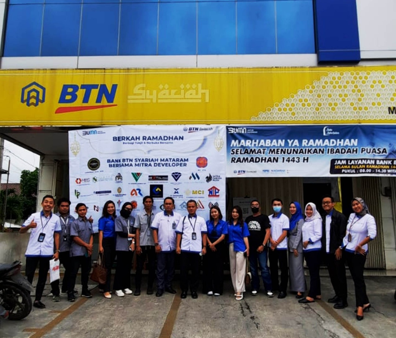 BTN Syariah dan mitra bisnis melakukan bagi-bagi takjil dan menyelenggarakan buka puasa bersama di Rembiga, Rabu (20/4/2022).