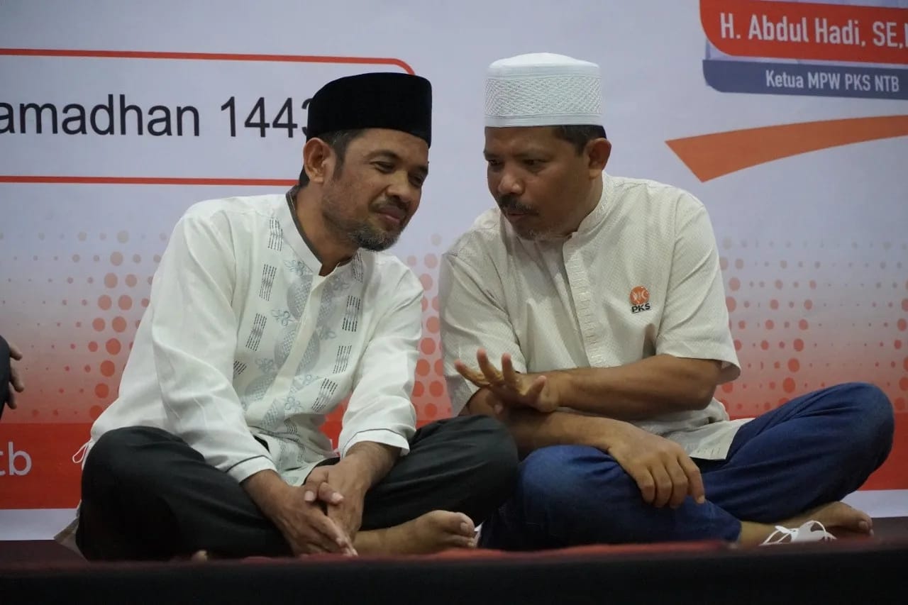 SIAP MAJU: Anggota DPR RI Dapil 1 NTB Pulau Sumbawa H Johan Rosihan (kanan) berbincang-bincang bersama Ketua DPW PKS NTB Yek Agil saat buka puasa bersama di kantor DPW PKS NTB, Rabu (20/4/2022). (Istimewa/Lombok Post)