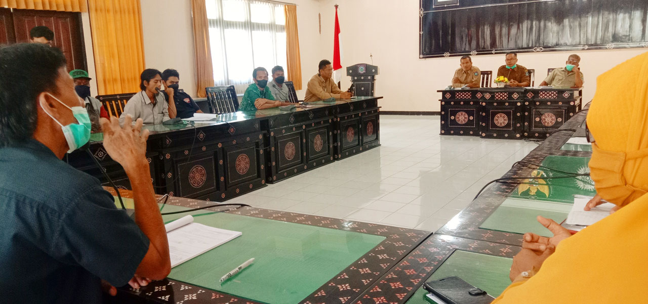 MINTA SOLUSI: Belasan pekerja dan suplier proyek kantor BPS NTB mengadu dan minta solusi kepada Gubernur NTB melalui Dinas Ketenagakerjaan dan Transmigrasi (Disnakertrans) NTB, Senin (4/4/2022). (Dewi/Lombok Post).