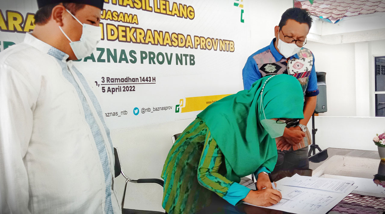 SERAH TERIMA: Ketua Dekranasda NTB Hj Niken Saptarini Widyawati Zulkieflimansyah (tengah) menandatangani penyerahan lelang amal produk UMKM Lombok didampingi Kepala KPKNL Mataram Kurniawan Catur Andrianto dan Kepala Baznas NTB Muhammad Said di kantor Bazn