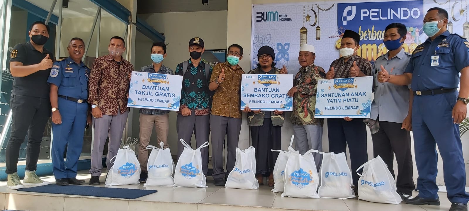 TUNJUKKA KEPEDULIAN: General Manager Pelindo Cabang Lembar Baharuddin (tengah) saat menyalurkan secara simbolis santunan ramadan dan lebaran di Kantor Pelindo Lembar, Kamis (21/4/2022). (Nurul/Lombok Post)
