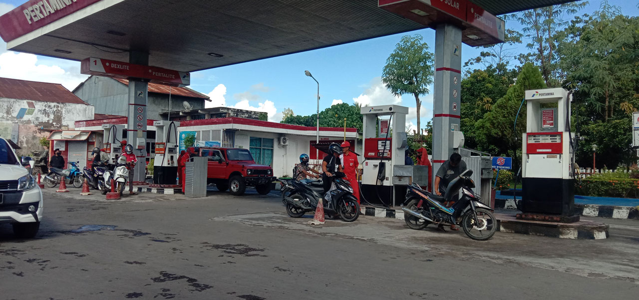 ANTRE BENSIN: Petugas SPBU sedang melayani pelanggan mengisi BBM jenis Pertalite, di Praya, Kabupaten Lombok Tengah, Sabtu (2/4/2022). Biasanya sebelum kenaikan tak sedikit pelanggan mengantre mengisi BBM jenis Pertamax.