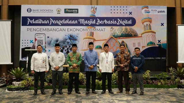 FOTO BERSAMA: Kepala Kakanwil Kemenag NTB Zaidi Abdad (tiga dari kiri), Deputi Kepala Perwakilan Akinaluddin Suangkupon dan sebagai keynote speaker Ketua PB NWDI TGB KH Muhammad Zainul Majdi (tengah) berfoto bersama usai menghadiri kegiatan pelatihan peng