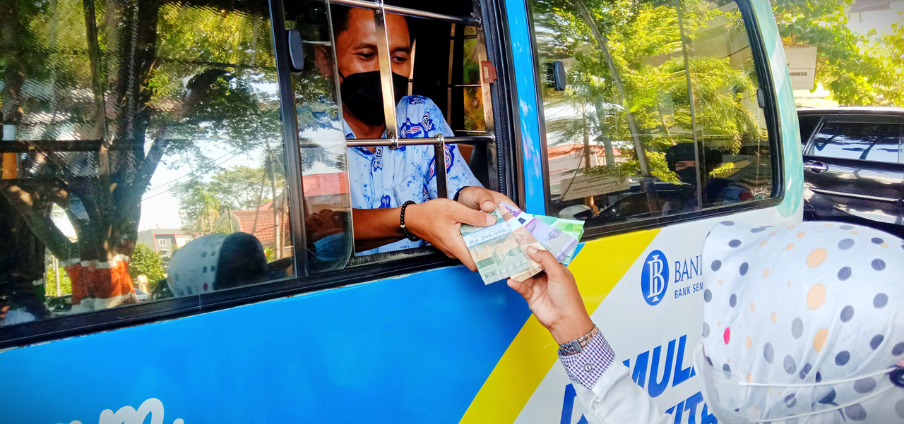 BAGI-BAGI KELUARGA: Masyarakat antusias melakukan transaksi penukaran uang baru  pecahan kecil melalui kas keliling yang disiapkan Bank Indonesia di Taman Sangkareang, Kota Mataram, Selasa (12/4/2022). (Dewi/Lombok Post)