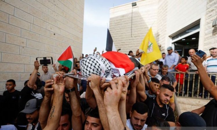 Pelayat membawa jenazah warga Palestina yang menurut petugas medis dibunuh oleh pasukan Israel dalam serangan di Jericho, Tepi Barat, yang diduduki Israel (Mohamad Torokman/Reuters)