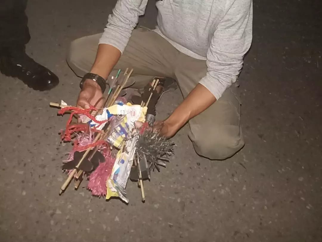 BARANG BUKTI: Satreskrim Polres Bima Kota mengamankan belasan anak panah yang diduga kuat akan digunakan untuk meneror masyarakat. (Ist/Lombok Post)