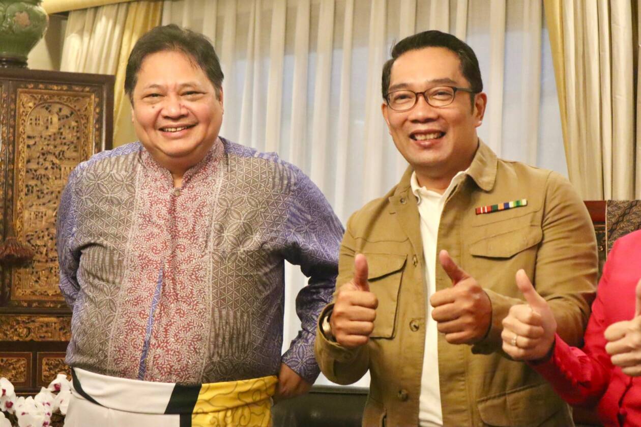Ketua Umum DPP Partai Golkar Airlangga Hartarto menerima silaturahim Gubernur Jawa Barat Ridwan Kamil di kediaman, di Jakarta, Minggu (15/5/2022).