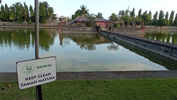 ROBOH LAGI: Beginilah kondisi Bale Kambang Taman Mayura Selasa (10/5) lalu. Bangunan ini roboh lagi sekitar sebulan lalu setelah diterjang angin kencang disertai hujan deras.( TONI/LOMBOK POST)
