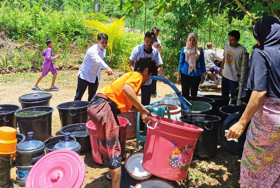 AIR BERSIH: Penyaluran air bersih yang dilakukan PDAM Loteng di Dusun Bungawa, Desa Prabu, Kecamatan Pujut, beberapa waktu lalu. (Dedi/Lombok Post)