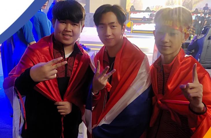 PERAK: Atlet esport Indonesia Alan Raynold (kiri) berhasil menyumbangkan medali perak dari nomor PUBG Mobile individu.(IST/LOMBOK POST)