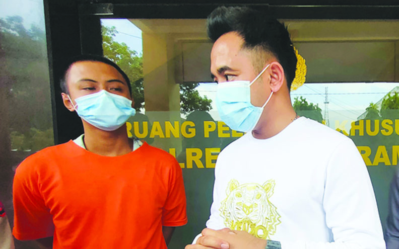 JANGAN DITIRU: Kasatreskrim Polresta Mataram Kompol Kadek Adi Budi Astawa (kanan) menginterogasi tersangka penyebar foto bugil berinisial AHP di Mapolresta Mataram, Selasa (24/5). (Harli/Lombok Post)