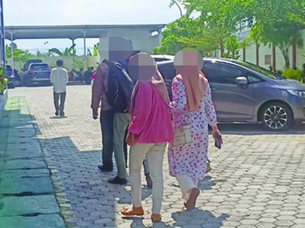 DIKLARIFIKASI: Sejumlah mahasiswa berjalan keluar dari kantor Kejari Mataram usai diklarifikasi jaksa, Jumat (20/5). (Harli/Lombok Post)