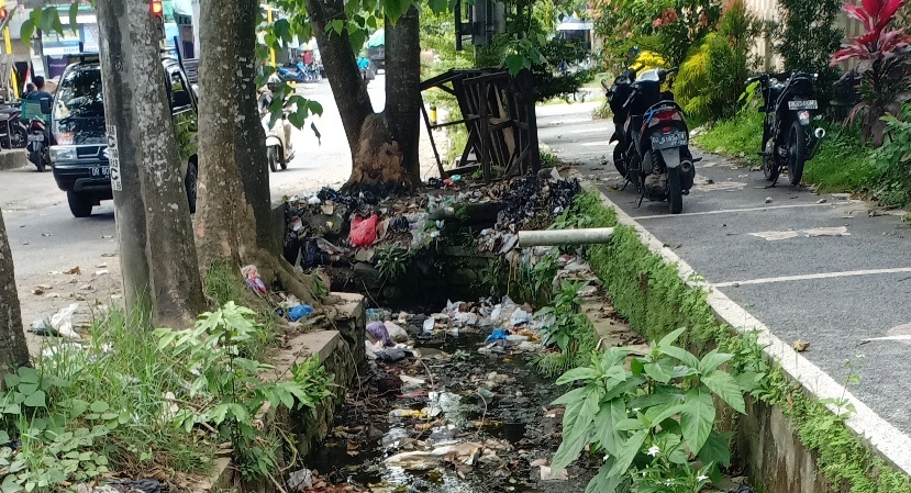 BERSERAKAN: Drainase di perempatan Desa Mantang, Kecamatan Batukliang, Loteng yang jorok dan kotor karena sampah berserakan, Sabtu (8/1). (Dedi/Lombok Post)