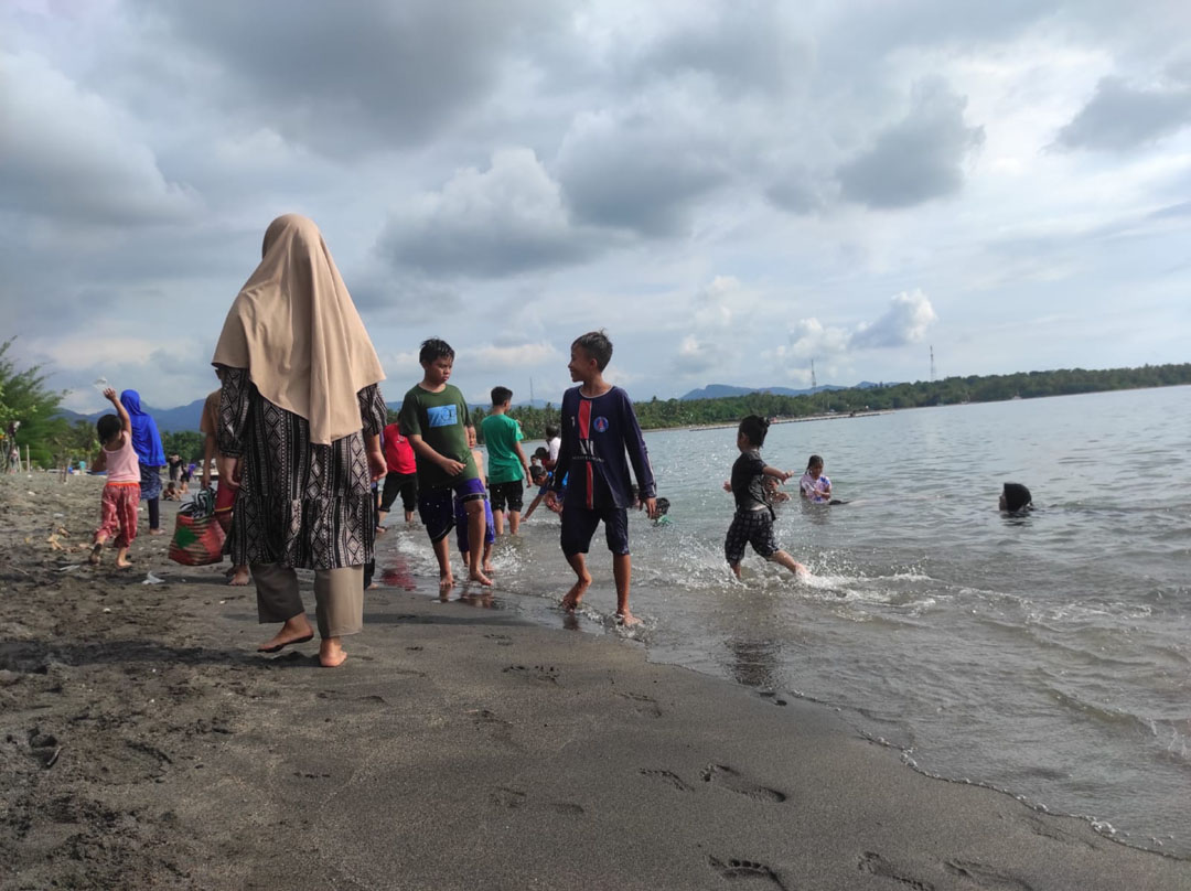 PADATI PANTAI: Warga KLU yang datang berlibur Lebaran Topat, di Pantai Impos, Desa Medana, Kecamatan Tanjung, kemarin (9/5). (FERIAL/LOMBOK POST)