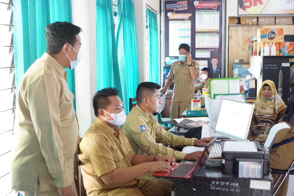 VERIFIKASI: Kepala Bidang Data dan Formasi, BKPSDM Lotim L Masri Habibullah (kiri) bersama jajarannya sedang bekerja, beberapa waktu lalu. (Fatih/Lombok Post)