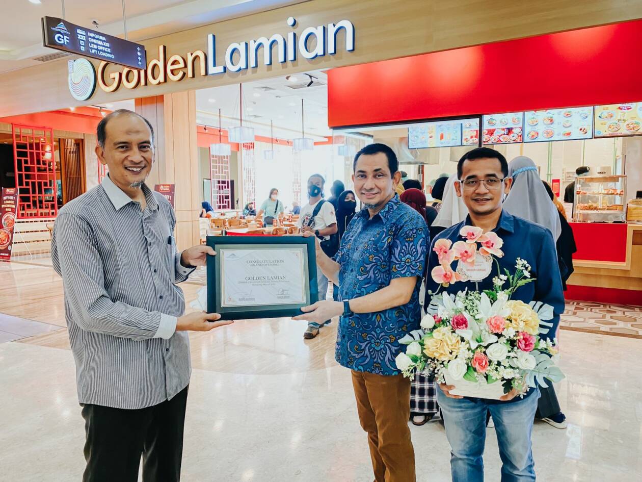 RESMI BEROPERASI: Perwakilan Golden Lamian dan Lombok Epicentrum Mall saat melakukan launching Golden Lamian LEM, Rabu (25/5). (NURUL/LOMBOK POST)