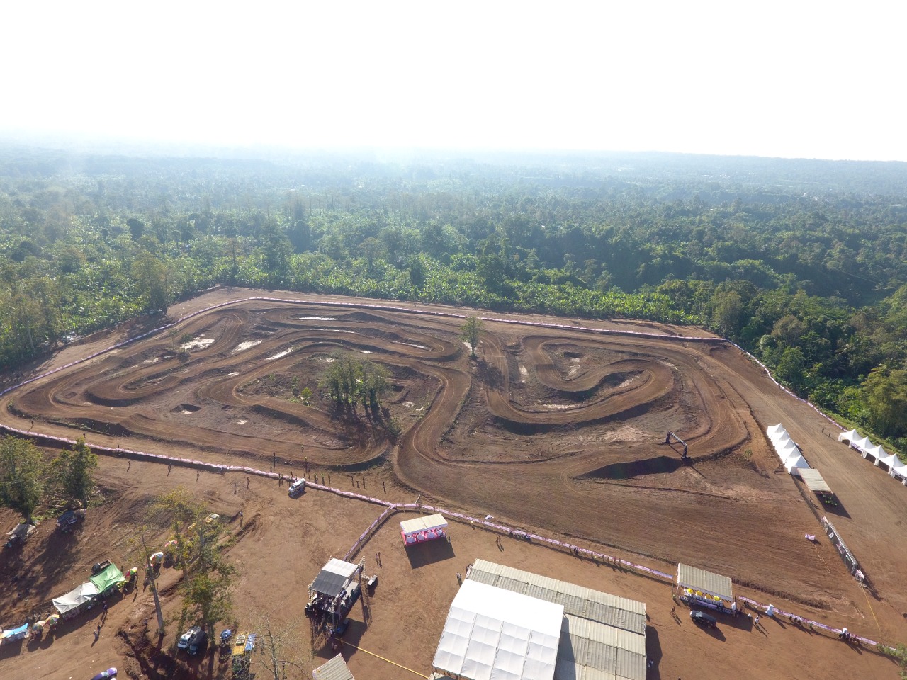 SUDAH JADI: Sirkuit Motocross 459 Lantan rampung dibangun Pemkab Lombok Tengah berkat urunan para kepala desa di wilayah utara. (Humas Loteng untuk Lombok Post)