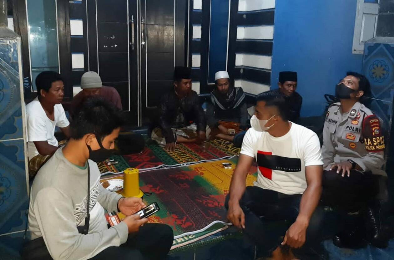 MENENANGKAN WARGA: Jajaran Polsek Pringgarata, Loteng saat menenangkan warga setelah kedua pasangan selingkuh diciduk, Sabtu (21/5) malam. (Polsek Pringgarata for Lombok Post)