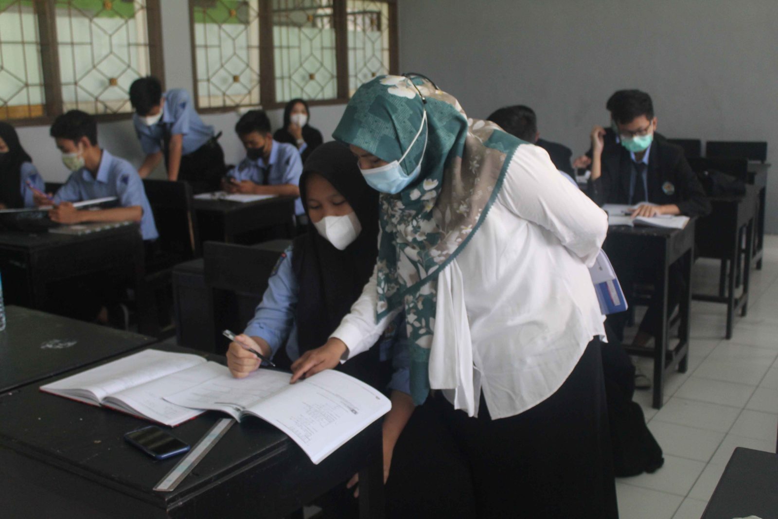 TAHAP AKHIR: Kepala SMAN 1 Kota Bima Dedy Rosadi (dua dari kiri) menyaksikan penandatangan berita acara kelulusan siswa kelas XII, akhir bulan lalu. (SMAN 1 KOTA BIMA FOR LOMBOK POST)
