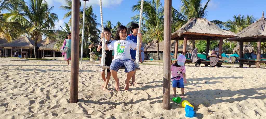 MANJAKAN PENGUNJUNG: Sejumlah pengunjung sedang menikmati fasilitas Novotel Resort Lombok di Desa Kuta, Kecamatan Pujut, Loteng, Sabtu (8/5) lalu. (Rury/Lombok Post)
