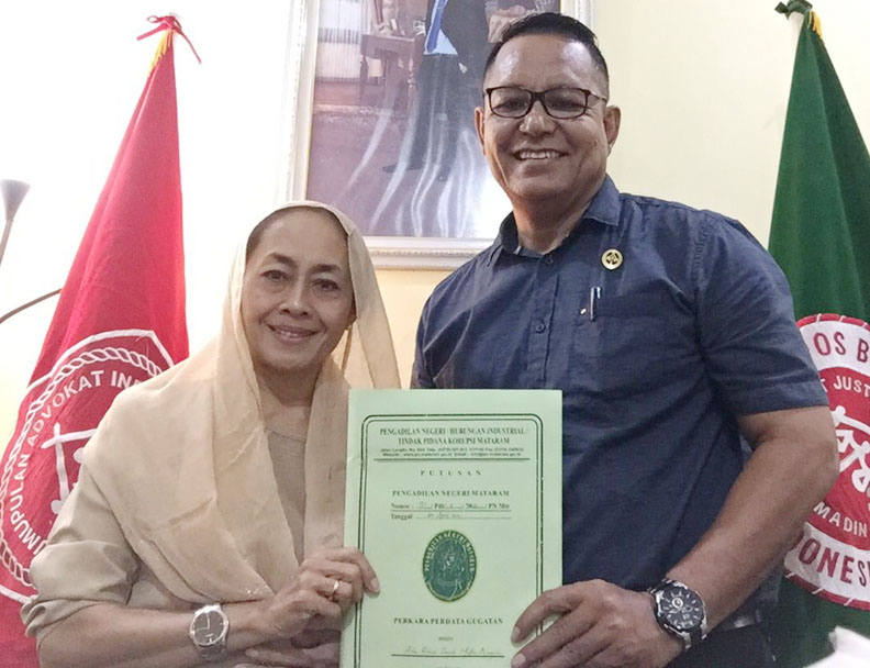 MENANG PERKARA: Pemilik lahan di Pantai Tanjung Bias Ala Robin Sugih Mukti Ningsih (kiri) didampingi penasihat hukumnya Abdul Hanan menunjukkan surat putusan PN Mataram atas perkaranya, Rabu (11/5). (Harli/Lombok Post)