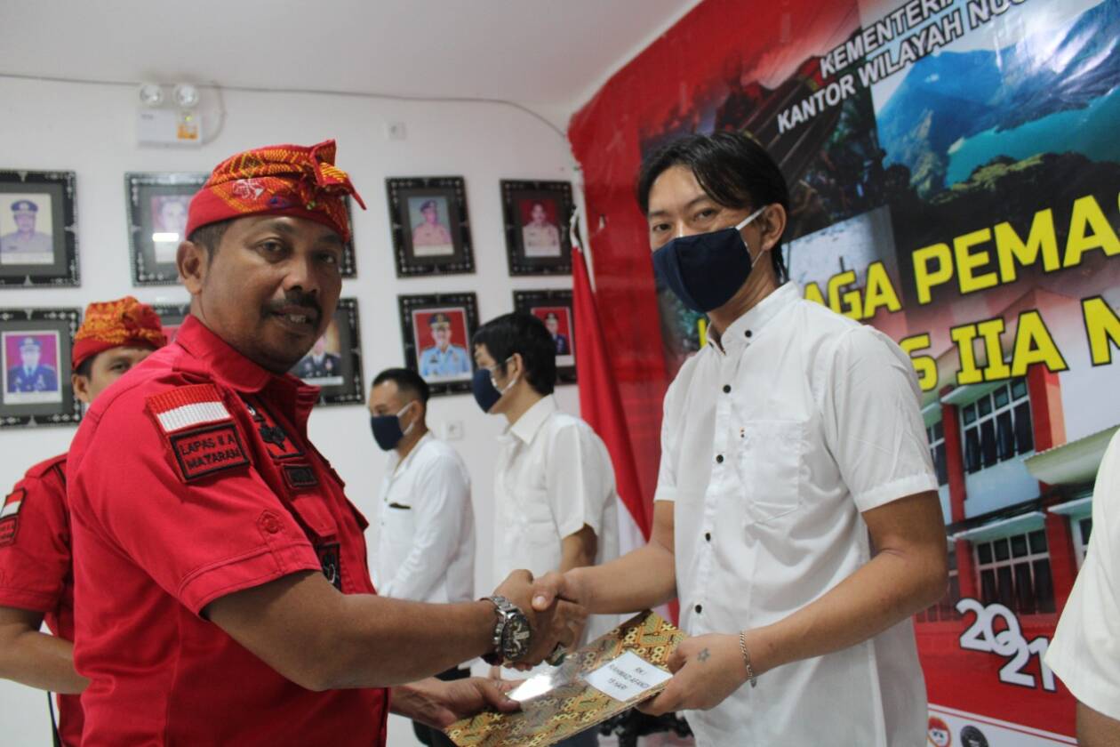 PEMBERIAN REMISI: Kalapas Mataram Ketut Akbar Herry Achjar memberikan remisi kepada narapidana yang merayakan Waisak, Senin (16/5). (Harli/Lombok Post)