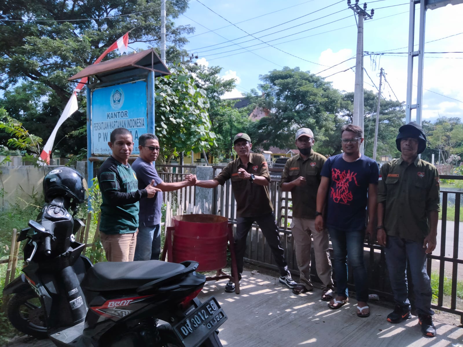 SERAHKAN: Ketua PTTD Kota Bima saat menyerahkan bak sampah kepada Ketua PWI Bima Indra Gunawan. (LPG)