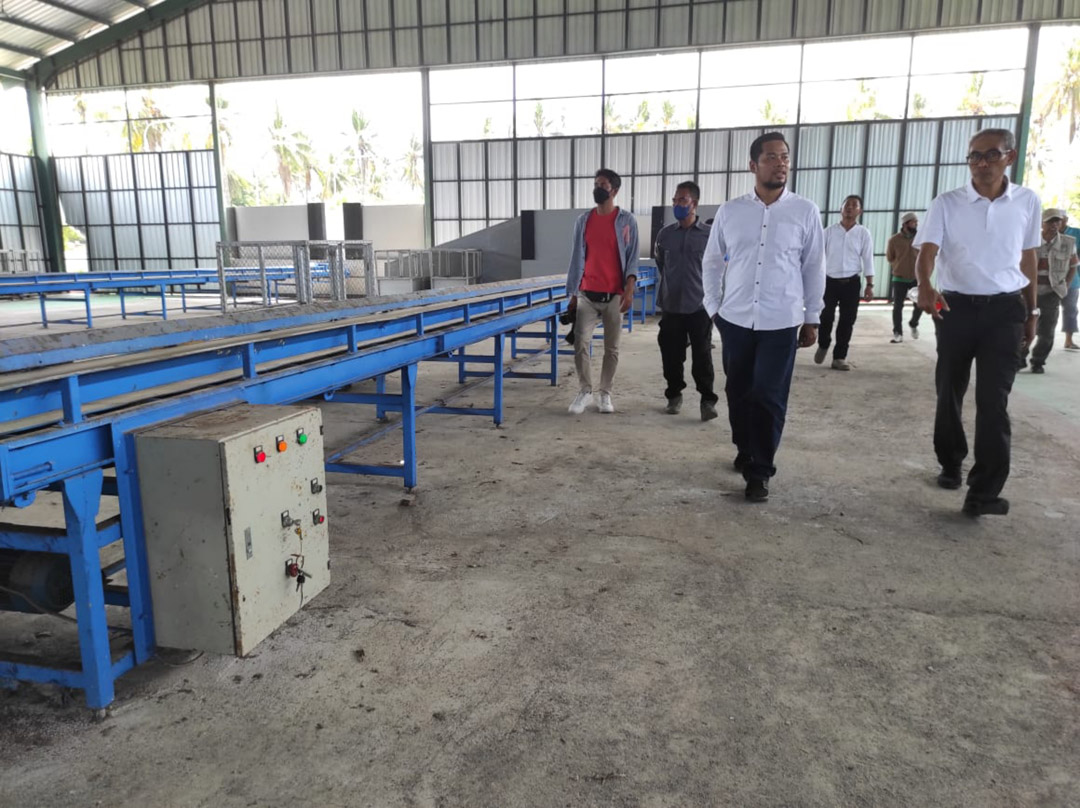 TINJAU TPST TRAWANGAN: Wakil Bupati Lombok Utara Danny Karter Febrianto Ridawan (dua dari kanan) saat meninjau TPST Gili Trawangan, pekan lalu. (FERIAL/LOMBOK POST)