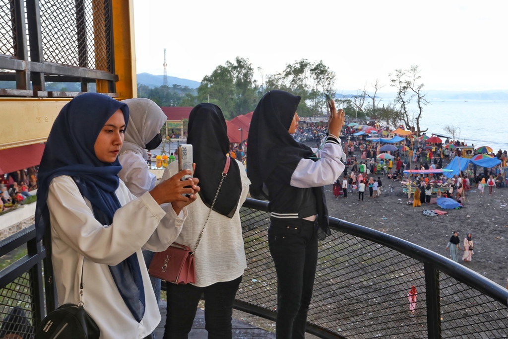 KESADARAN DIRI: Masyarakat yang beraktivitas di ruang publik, diharapkan bisa tetap bertanggung jawab atas pelaksanaan protokol kesehatan. Meski sudah ada kebijakan pelonggaran pemakaian masker dari pemerintah pusat. (Ivan/Lombok Post)
