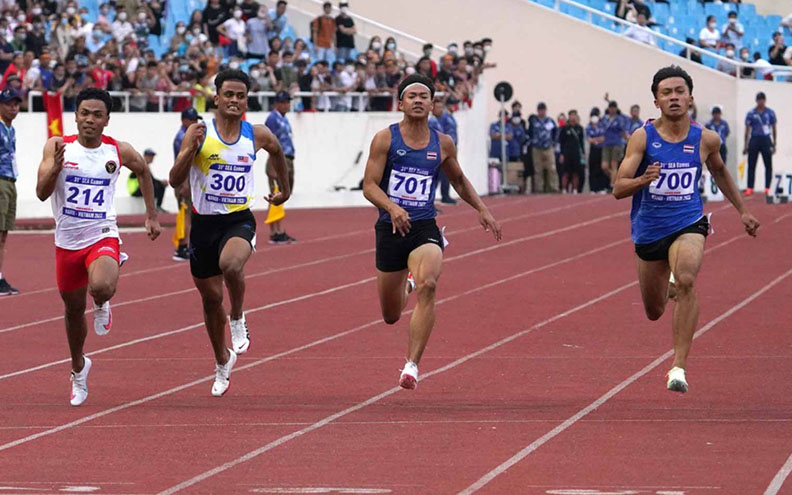 GAGAL: Sprinter Indonesia Lalu Muhammad Zohri (kiri/214) gagal meraih medali di nomor lari 100 meter putra SEA Games Vietnam di Hanoi National Sports Complex, Stadion Nasional My Dinh, Hanoi, Vietnam, kemarin (18/5). (Kemenpora/PP SIWO PWI/Erly Bahtiar)