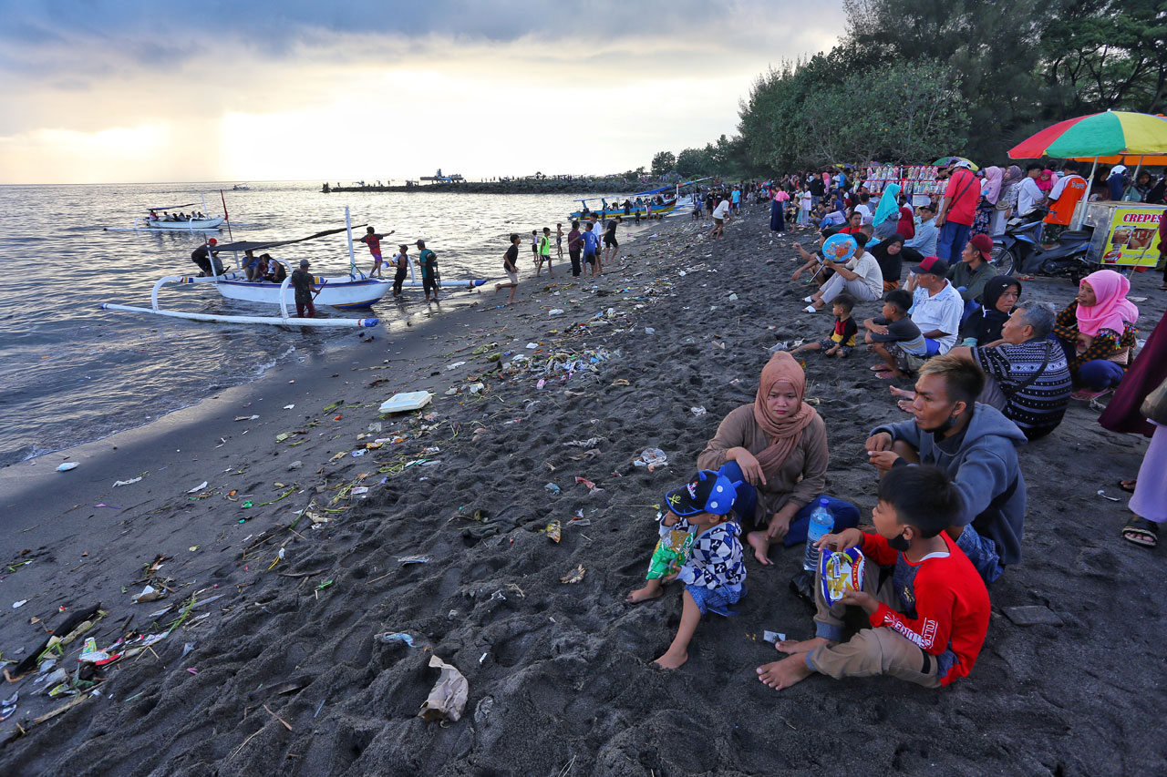 BERLIBUR: Merayakan Lebaran Topat, masyarakat bertumpah ruah di pesisir Pantai Loang Balok, Kota Mataram, Senin (9/5/2022). (ivan/Lombok Post)