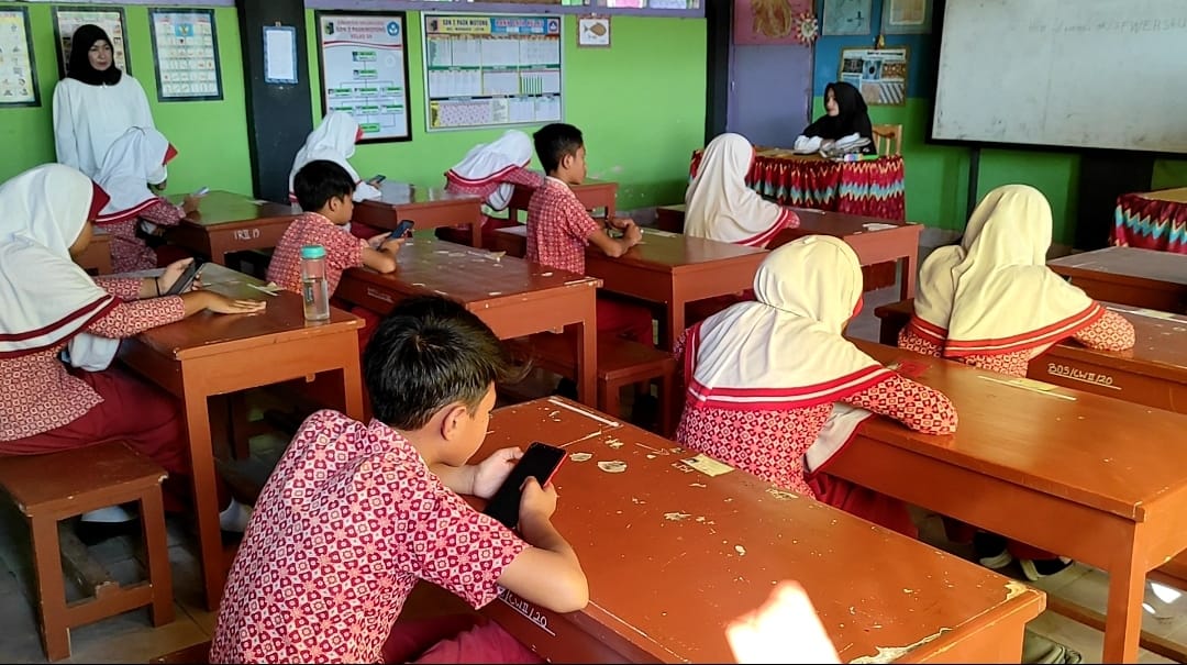 UJIAN: Siswa SDN 2 Paokmotong Kecamatan Masbagik mengikuti ujian sekolah menggunakan aplikasi Android di telepon seluler mereka, Rabu (18/5). (SDN 2 Paokmotong for Lombok Post)