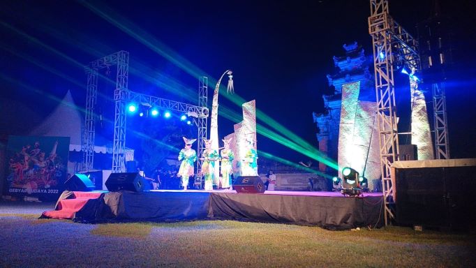 MEMUKAU: Sejumlah penari dari Sumatera Barat menampilkan tarian piring pada malam penutupan Gebyar Budaya di Taman Mayura, Senin malam (23/5) lalu.( ROJAI/LOMBOK POST)