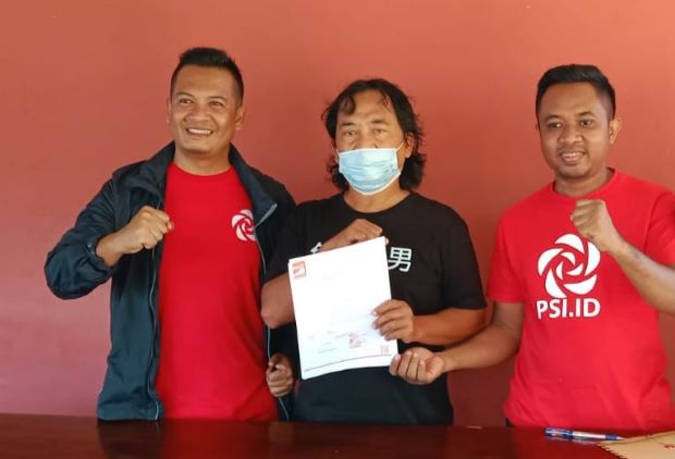ENERGI BARU: Gema Lazuardi (tengah) menerima SK kepemimpinan PSI Lombok Timur, kemarin (19/5).