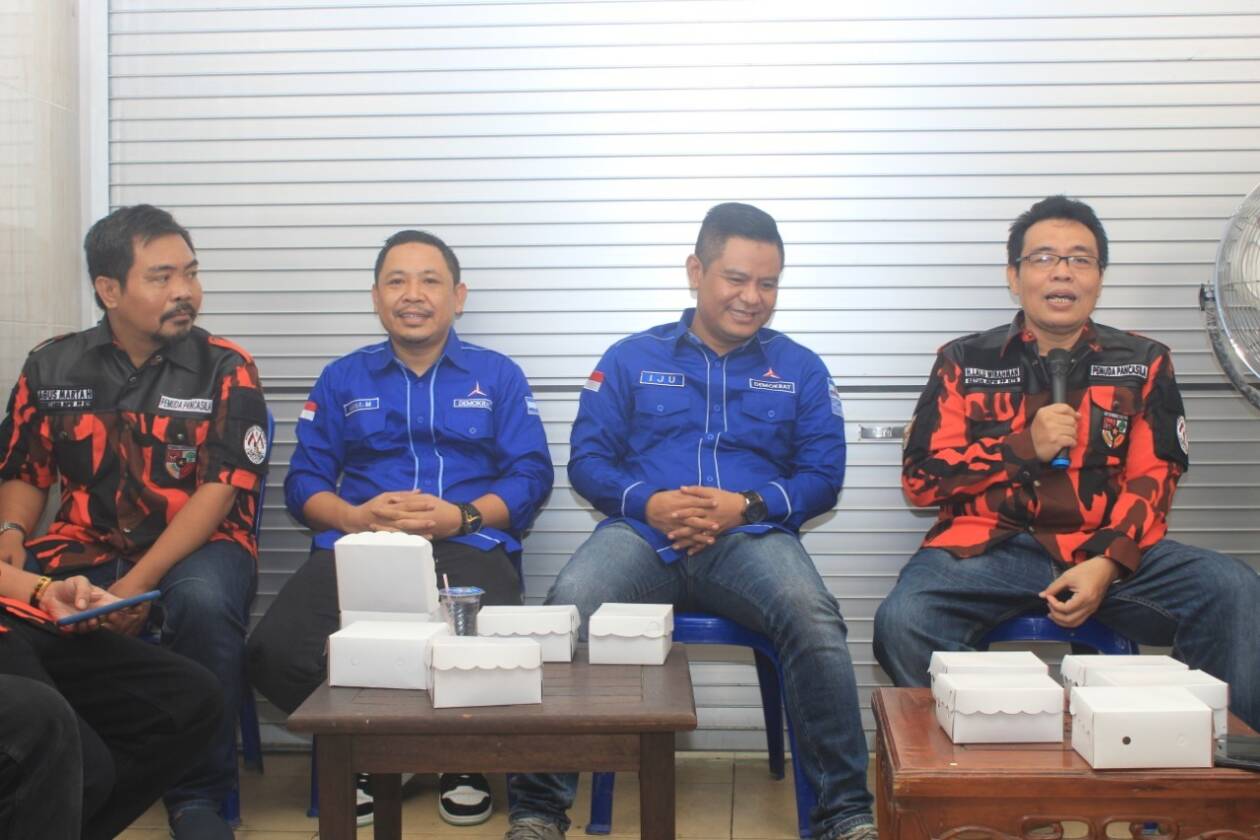 Ketua Dewan Pimpinan Daerah (DPD) Partai Demokrat Nusa Tenggara Barat, Indra Jaya Usman, berkunjung ke rumah Ketua Majelis Pimpinan Wilayah (MPW) Pemuda Pancasila Nusa Tenggara Barat, Haji Lalu Wirahman, di Pajang, Kota Mataram, Sabtu (28/5/2022).