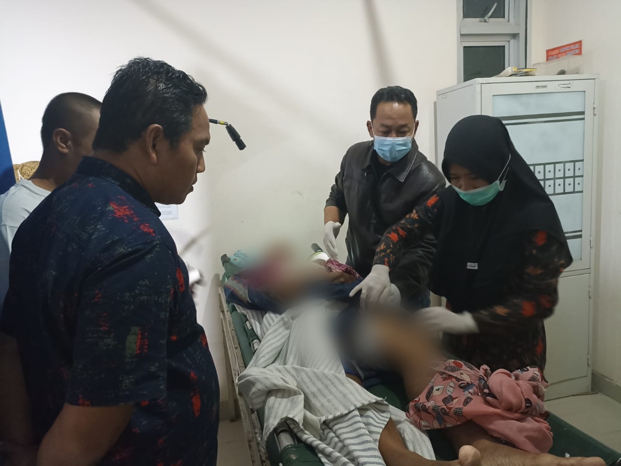 KORBAN: Petugas medis Puskesmas Masbagik bersama Kapolsek Masbagik AKP Ery Armunanto memeriksa jenazah lelaki yang ditemukan meninggal dunia di dalam mobil, Jumat (6/5) malam. (Istimewa)