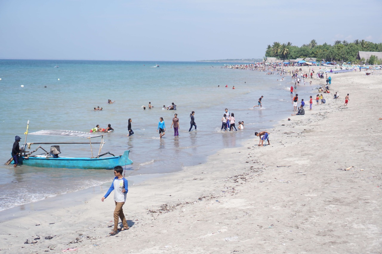 PESTA PANTAI: Pantai Labuhan Haji dipadati wisatawan lokal saat merayakan pesta pantai usai lebaran Idul Fitri tahun 2019 lalu. Setelah dua tahun ditutup, pesta pantai Labuhan Haji kembali digelar tahun ini. (Fatih/Lombok Post)