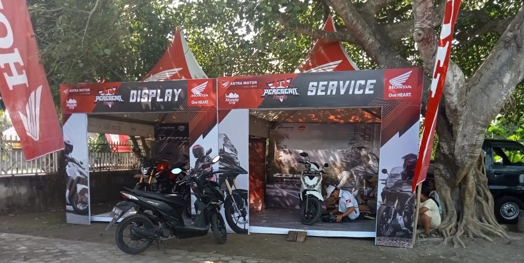 DATANGI MASYARAKAT: Suasana Presean Honda, di Kantor Desa Marong, Lombok Tengah, Rabu (11/5). (HONDA FOR LOMBOK POST)