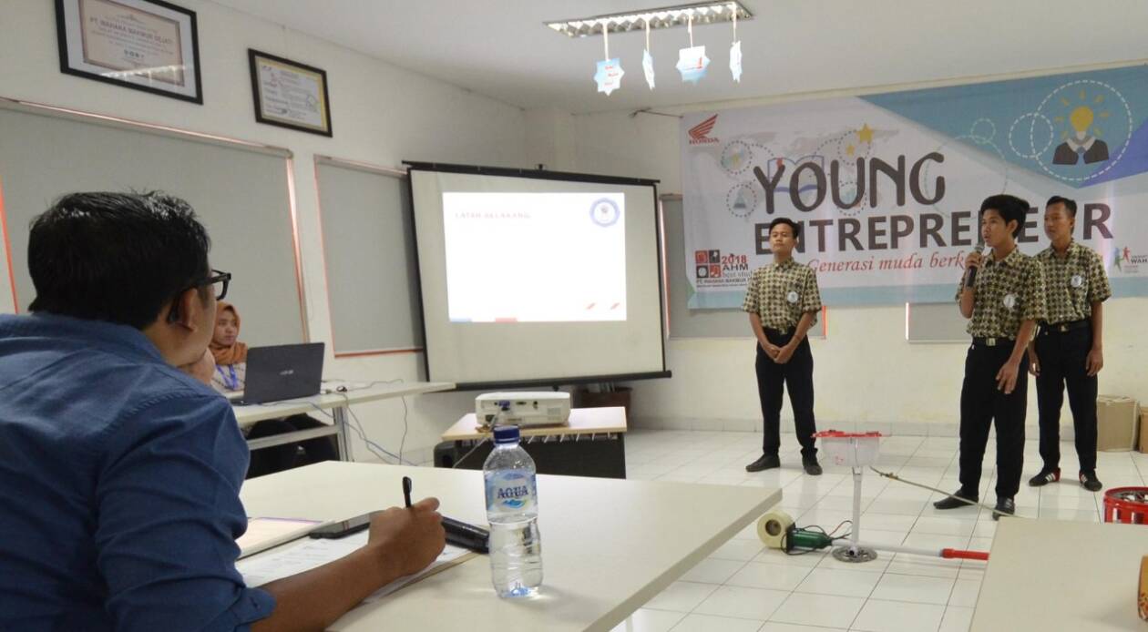 BERSEMANGAT: Suasana roadshow AHM Best Student, tahun lalu. (HONDA FOR LOMBOK POST)