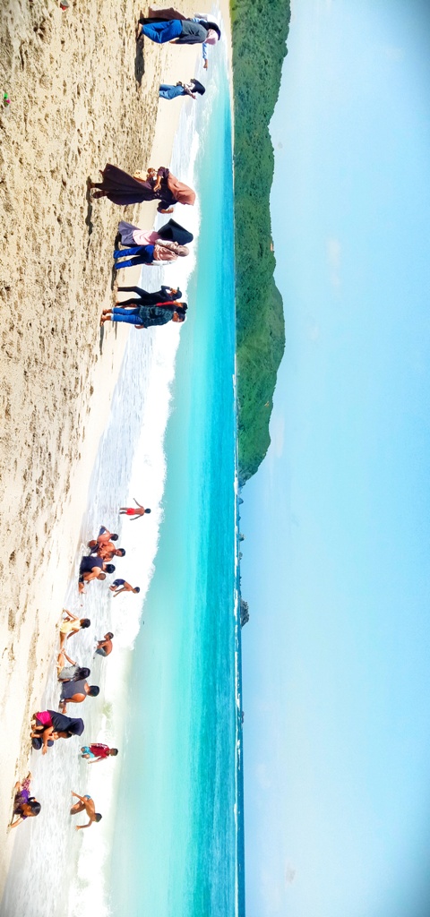 LIBUR LEBARAN: Sejumlah masyarakat bersenda gurau sembari bermain air di tepi Pantai Lancing, Kecamatan Pujut, Kabupaten Lombok Tengah, Rabu (4/5). (Dewi/Lombok Post)