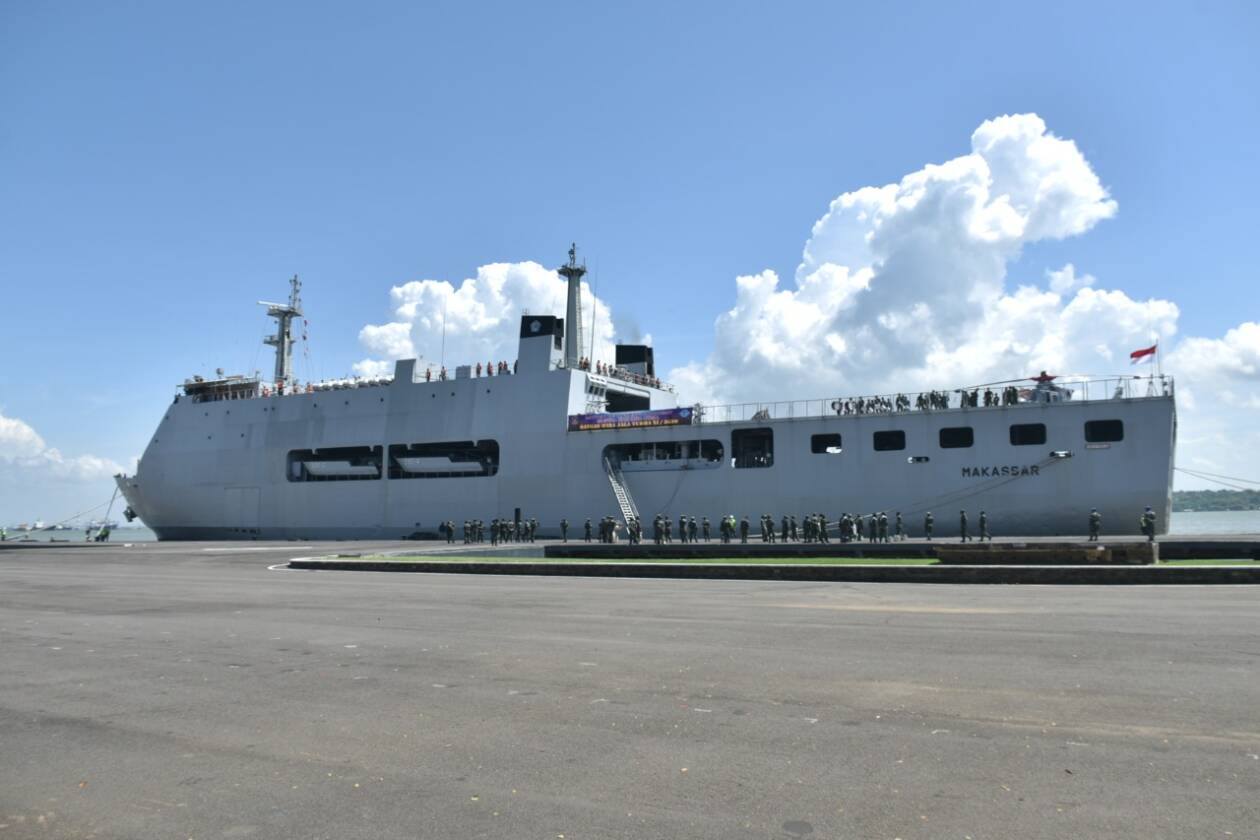 TEMPAT NGINAP: KRI Makassar 590 direncanakan sebagai lokasi akomodasi bagi kru dan pembalap MXGP. (SETKAB)