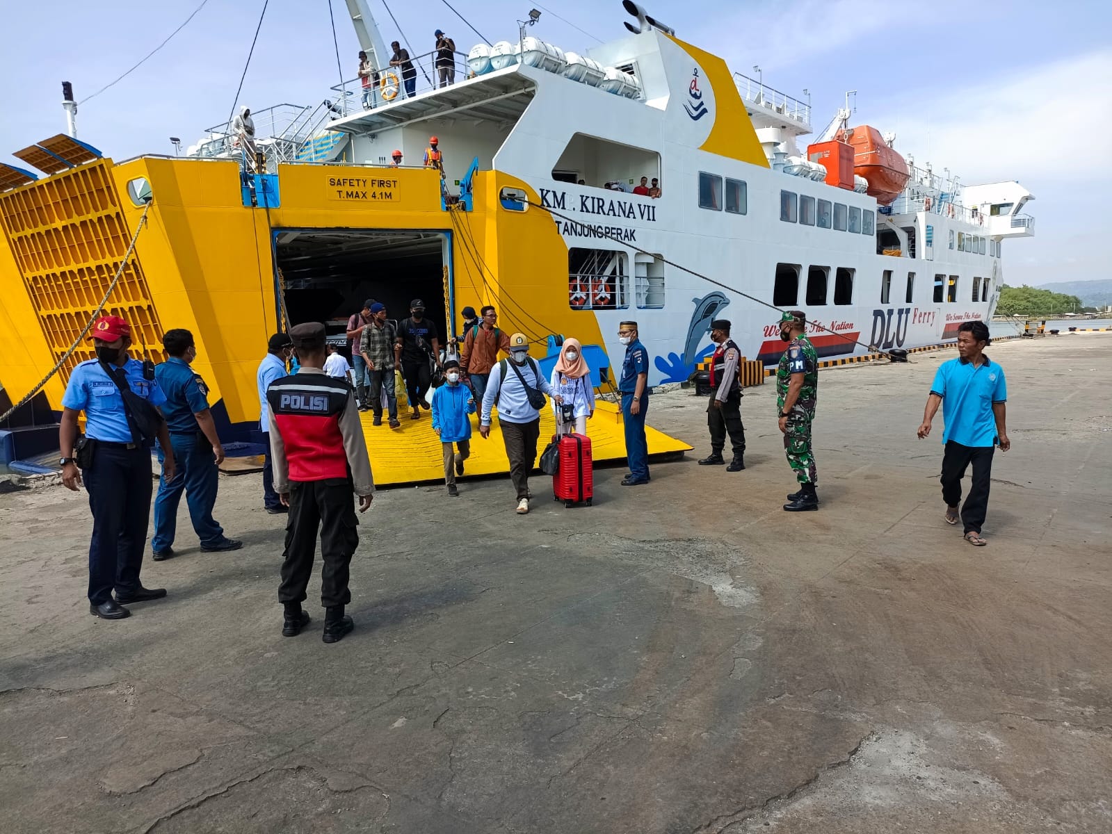 PENGAWALAN KETAT: TNI Polri melakukan pengawasan terhadap penumpang yang turun dari kapal di Pelabuhan Lembar, Lombok Barat, Minggu (30/4).