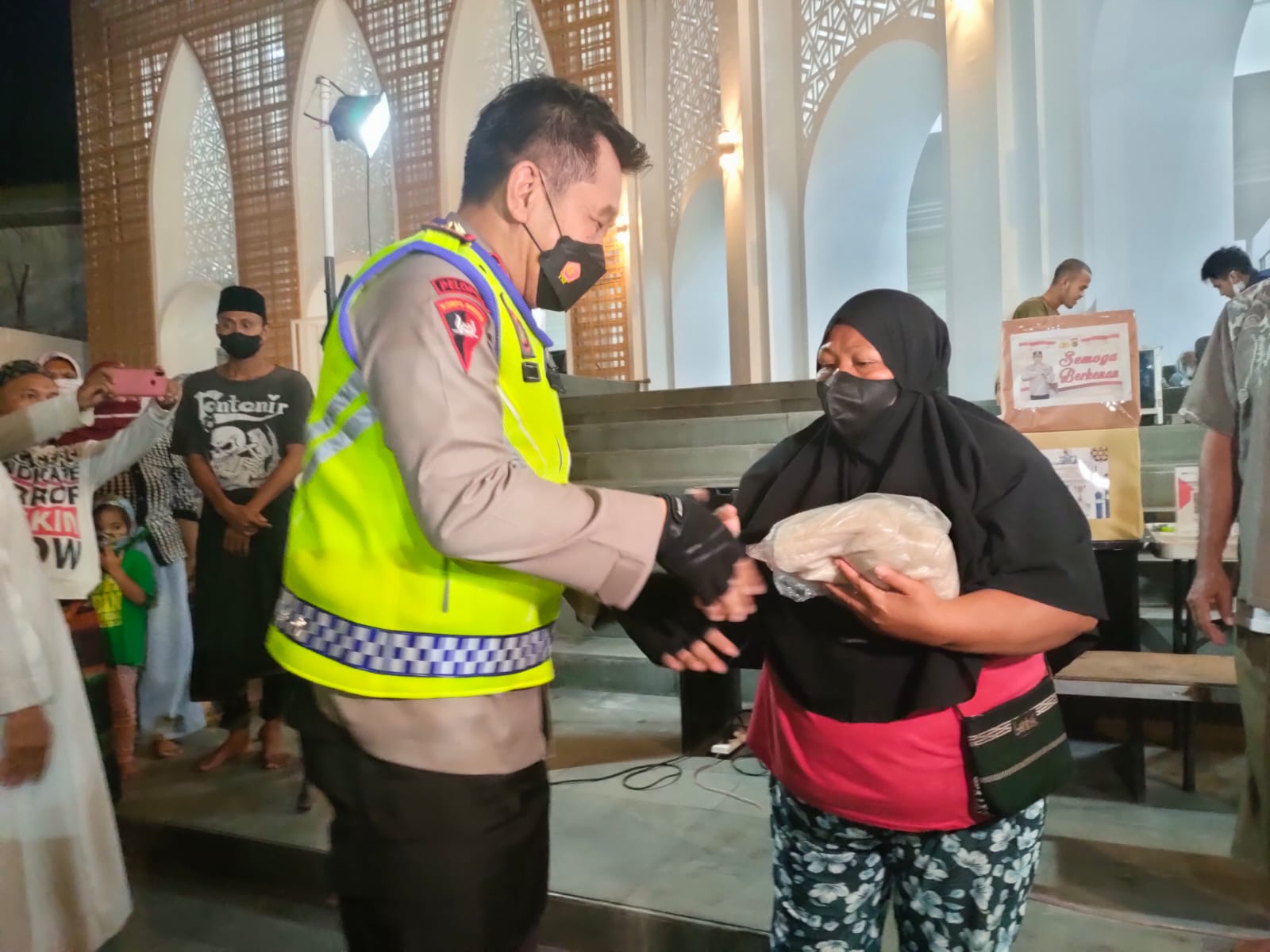 BAGIKAN ZAKAT: Kapolda NTB Irjen Pol Djoko Poerwanto memberikan zakat kepada masyarakat di Masjid Al-Muttaqin, Cakranegara, Minggu (1/5).